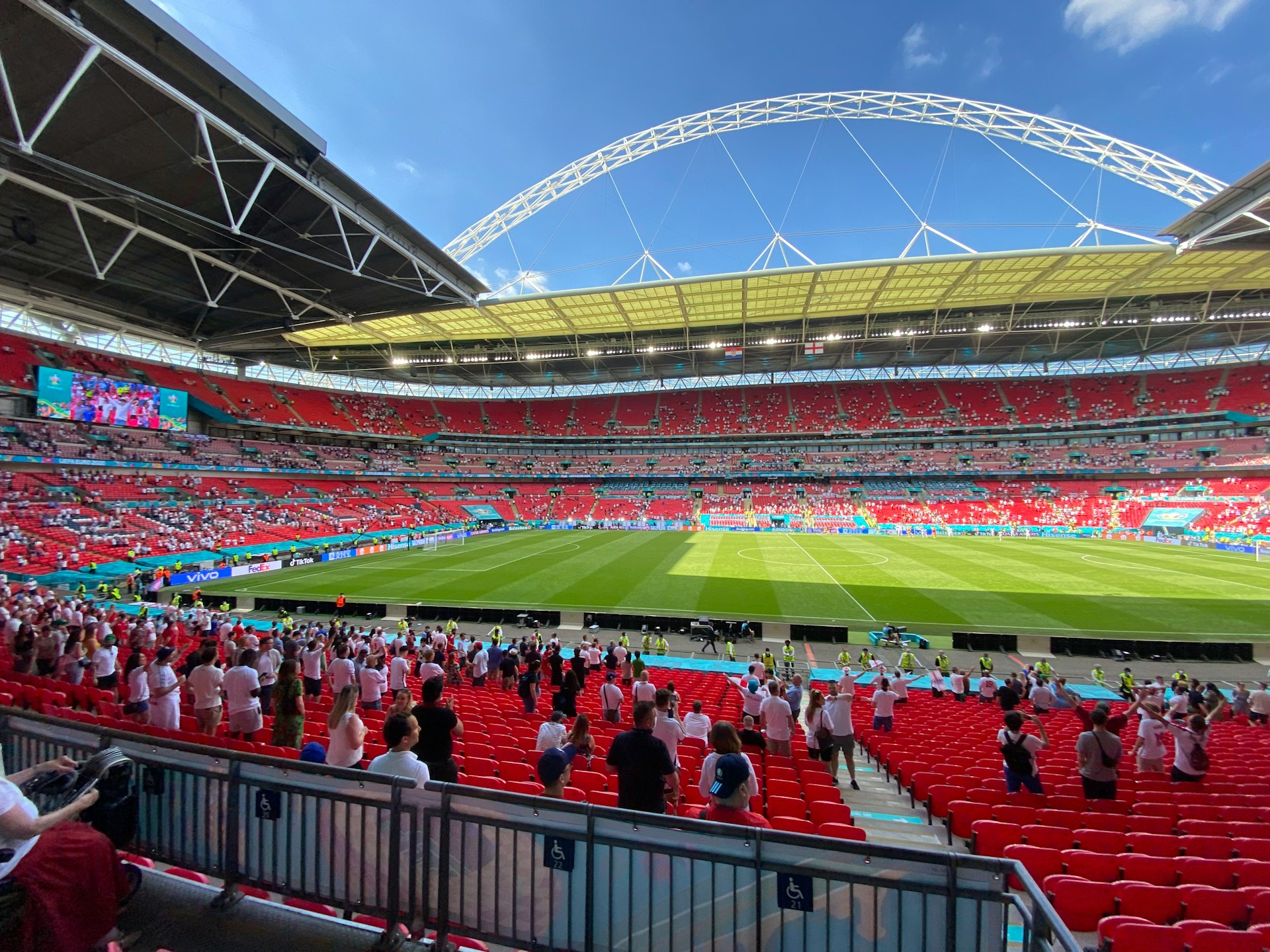 Hvilke stadioner er i Storbritannien og Irlands bud på at være vært for EM 2028?